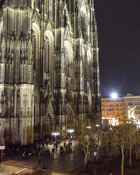 Kölner Dom bei Nacht als Standortmotiv