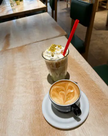 Kaffeegetränke im Cello Cafe