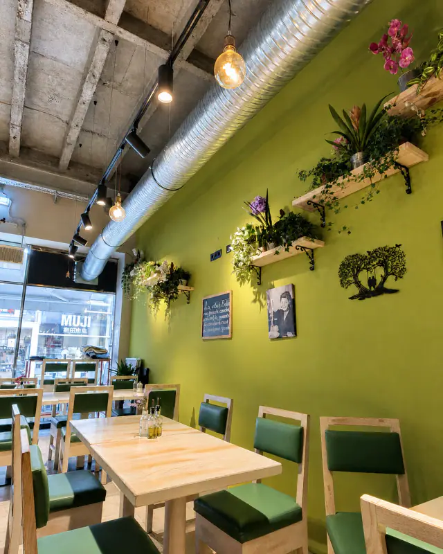 Pflanzenwand und Sitzplätze im Cello Cafe
