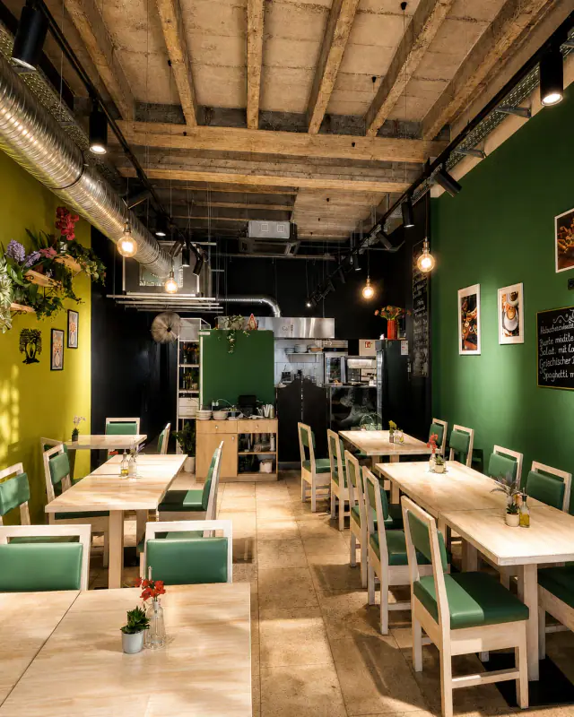 Heller grüner Innenraum des Cello Cafe in Köln
